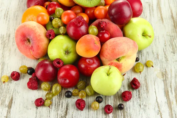 Surtido de frutas jugosas, sobre fondo de madera —  Fotos de Stock