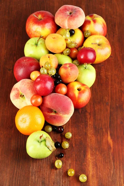 Ποικιλία φρούτων, σε φόντο ξύλινη — Φωτογραφία Αρχείου