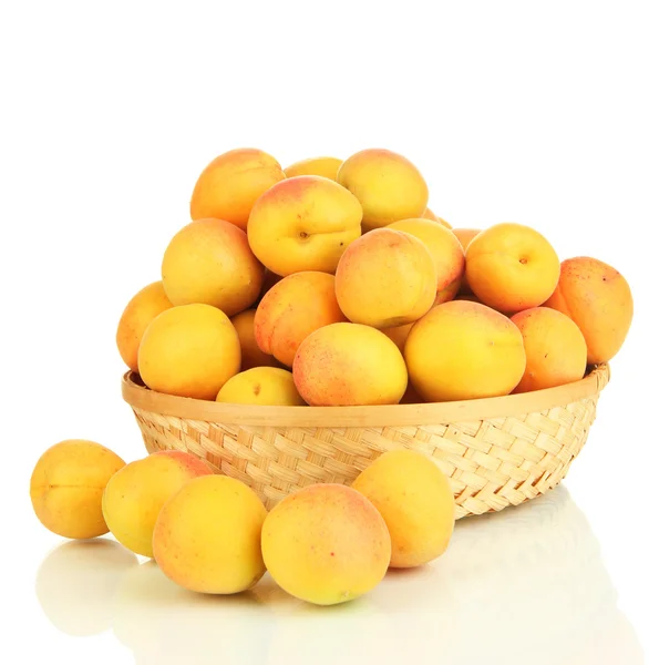 Frische natürliche Aprikose in Weidenkorb isoliert auf weiß — Stockfoto