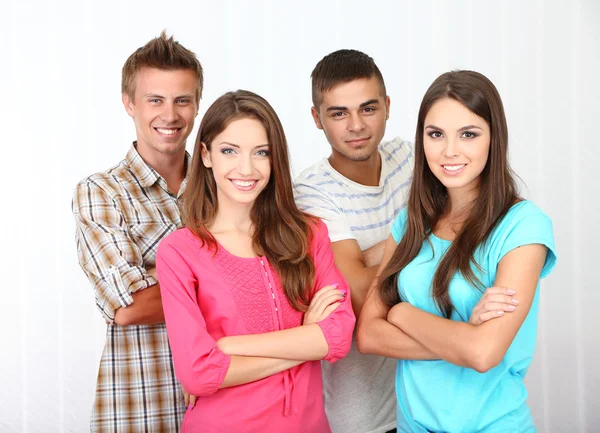 Grupo de jóvenes felices y hermosos en la habitación — Foto de Stock