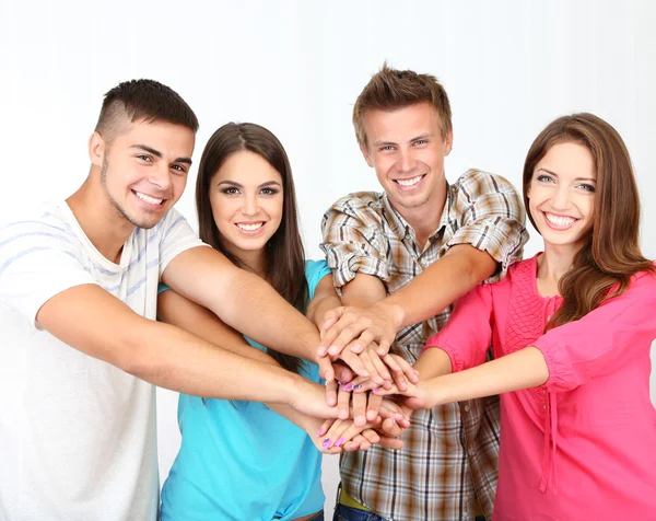 Grupo de jóvenes felices y hermosos en la habitación — Foto de Stock