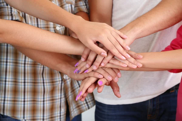 Gruppe junger Leute in der Hand, aus nächster Nähe — Stockfoto