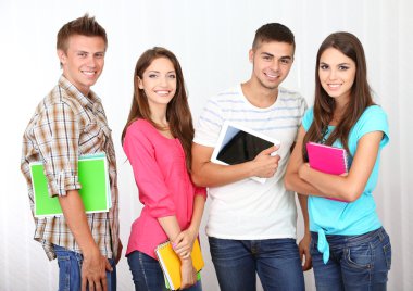 Oda mutlu güzel genç öğrenci grubu