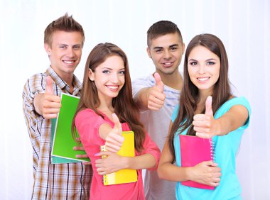Oda mutlu güzel genç öğrenci grubu