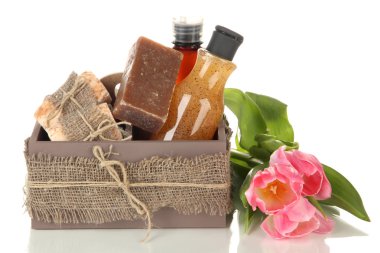 Kozmetik Şişeler ve üzerinde beyaz izole sabun sandık,