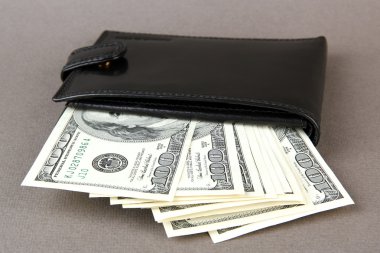 portefeuille met honderd dollar biljetten, op een achtergrond met kleur