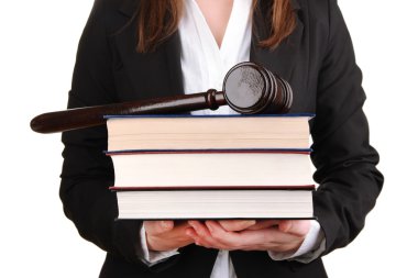 tahta tokmak ve hukuk kitapları üzerinde beyaz izole tutan kadın