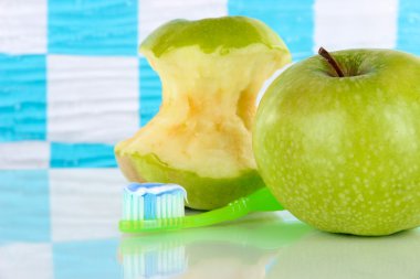 Banyoda rafta bir diş fırçası ile elma