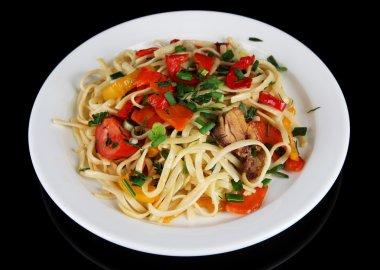 plaka üzerine siyah izole sebzeli erişte