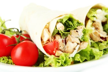 kebap - ızgara et ve sebze, tabakta üzerine beyaz izole