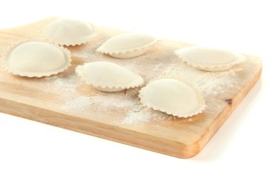 ahşap masa üzerinde beyaz izole, çiğ köfte