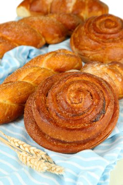 renkli peçete üzerine buns ile kompozisyon yakın çekim