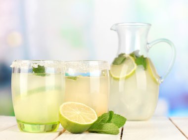 narenciye limonata sürahi ve ahşap masa Oda zemin üzerine gözlük