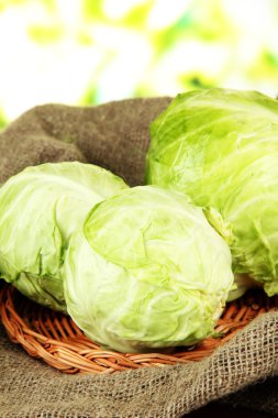 hasır mat ve parlak zemin üzerinde çul yeşil lahana