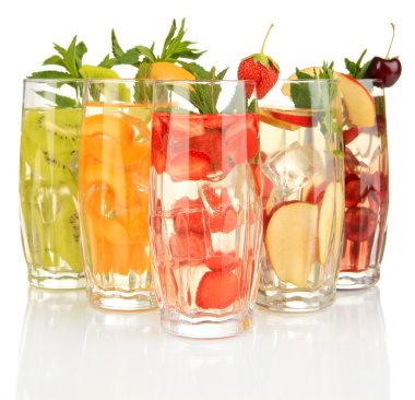 buz üzerinde beyaz izole meyve içecekler bardak