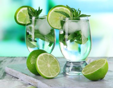 gemide buza ahşap masa Oda zemin üzerine peçeteye ile kokteyl bardak