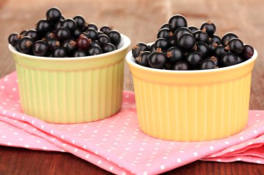 peçete ahşap zemin üzerinde kase taze Siyah frenk üzümü