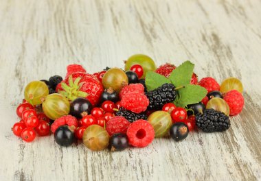 üzerinde tablo yakın çekim olgun çilek