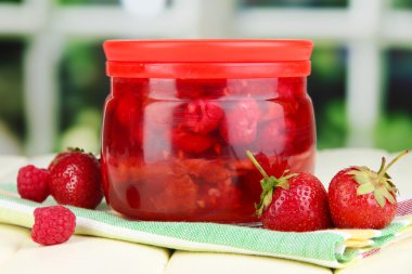 ev yapımı berry reçel penceresi arka plan üzerinde ahşap tablo