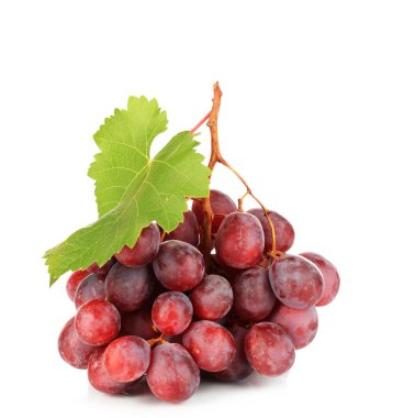Olgun lezzetli üzüm üzerine beyaz izole