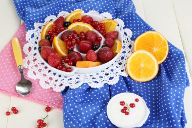 plaka üzerinde ahşap masa yakın çekim yararlı meyve salatası