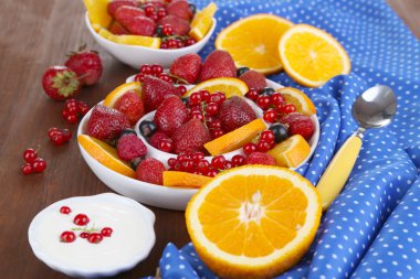 ahşap masa yakın çekim Tabaklarda yararlı meyve salatası
