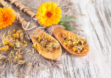 ahşap zemin üzerine calendula taze ve kurutulmuş çiçekler