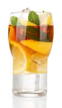 buzlu çay limon ve nane üzerinde beyaz izole