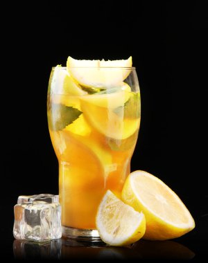 Limonlu buzlu çay ve siyah arkaplanda nane.