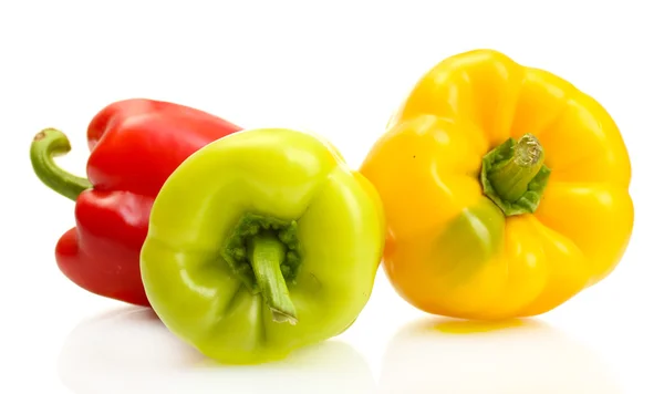 Pimientos frescos amarillos, rojos y verdes aislados en blanco — Foto de Stock