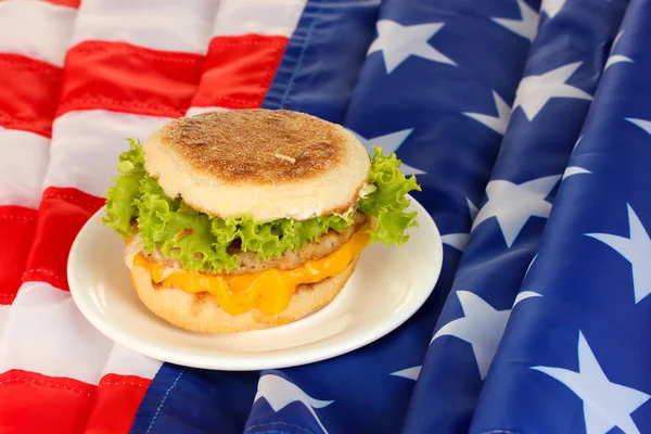 Leckeres Sandwich, auf amerikanischer Flagge — Stockfoto