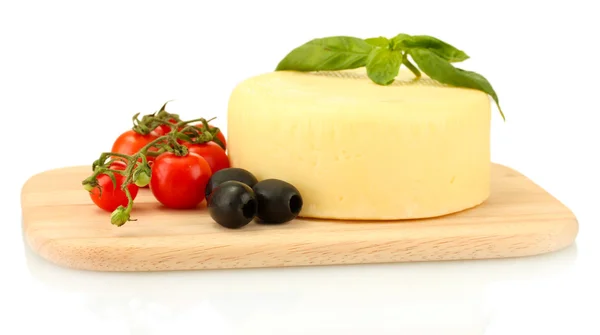 Mozzarella di formaggio con verdure sul tagliere isolata su bianco — Foto Stock