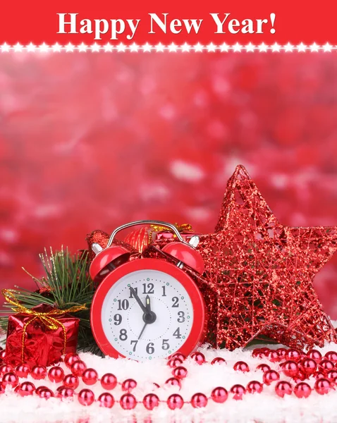 Kerstversiering op rode achtergrond — Stockfoto