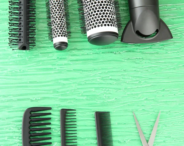 Sisir sikat, pengering rambut dan gunting potong, pada latar belakang warna — Stok Foto