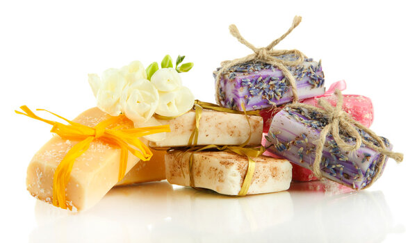 Естественное мыло ручной работы, изолированное на белом
