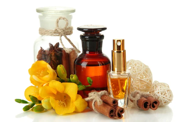 Frascos con ingredientes para el perfume, aislados en blanco — Foto de Stock