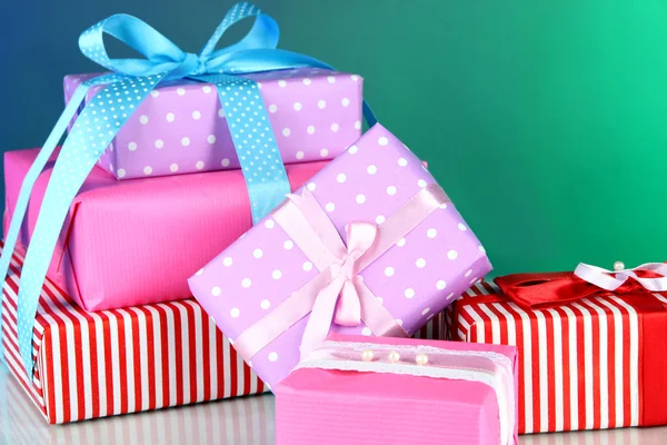 Varie scatole regalo su uno sfondo colorato — Foto Stock