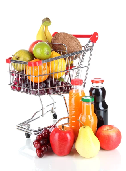 Verschiedene Früchte im Einkaufswagen mit Saft isoliert auf weiß — Stockfoto