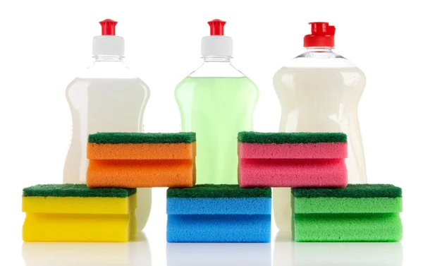 Бутылки жидкости для мытья посуды и цветные губки, изолированные на белом — стоковое фото