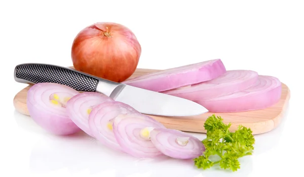 Zwiebelschnitt mit Ringen auf Holzbrett isoliert auf weiß — Stockfoto