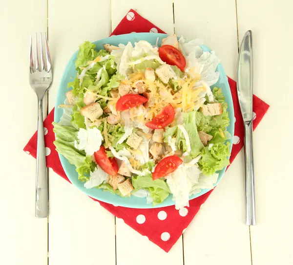 Salada Caesar na placa azul, na cor de fundo de madeira — Fotografia de Stock