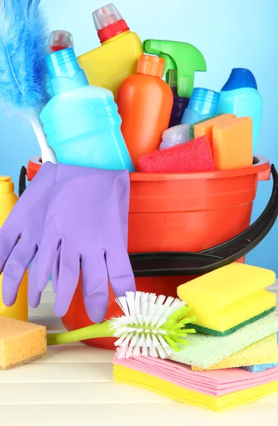 Produtos de limpeza em balde sobre fundo de cor — Fotografia de Stock