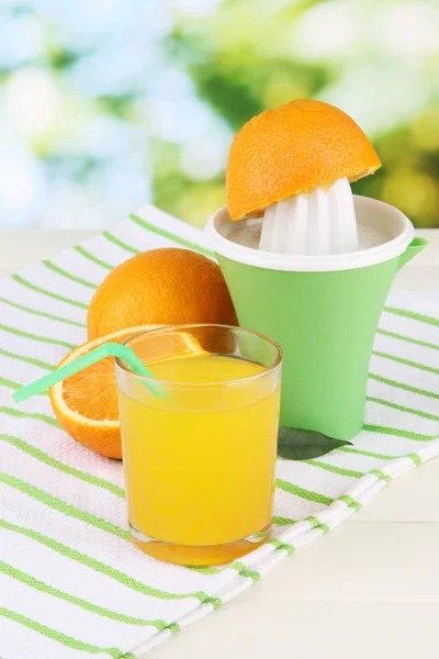 Imprensa de citrinos e laranjas maduras na mesa de madeira branca — Fotografia de Stock