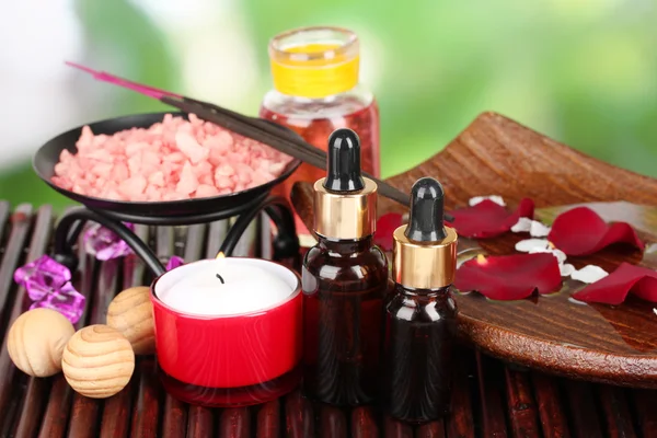 Samenstelling van de spa met aroma oliën op tafel op lichte achtergrond — Stockfoto