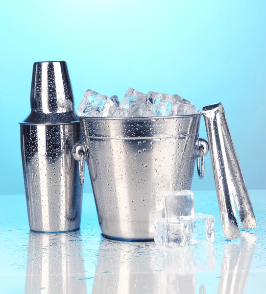 Eiskübel und Shaker aus Metall auf blauem Hintergrund — Stockfoto