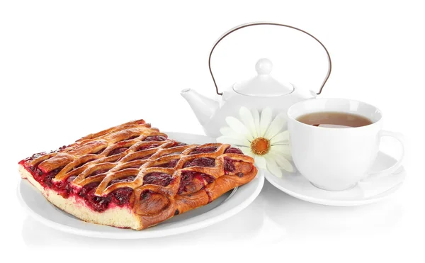 Torta di ciliegie con tè isolato su bianco — Foto Stock