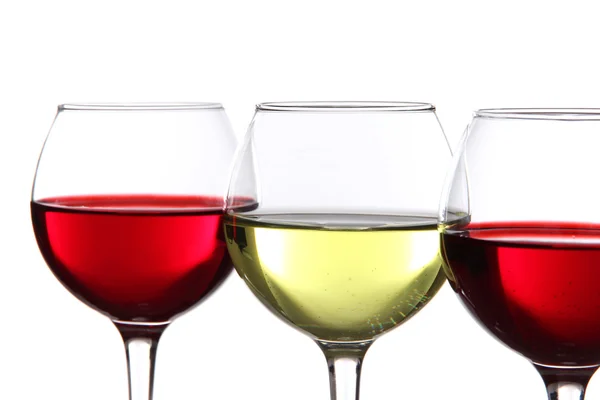 Vasos de vino aislados en blanco — Foto de Stock