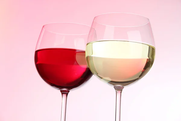 Kieliszków wina na jasny różowy ton — Zdjęcie stockowe