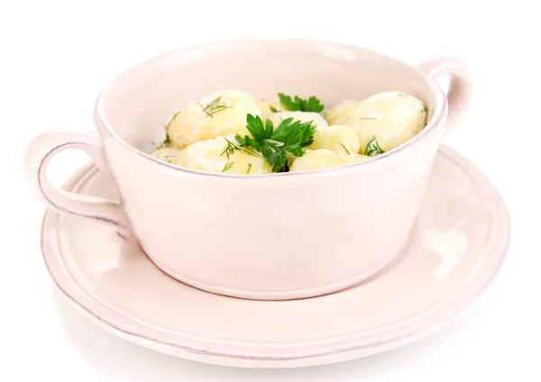 Nabídka nové brambory se zakysanou smetanou a bylinkami v pánvi izolovaných na bílém — Stock fotografie