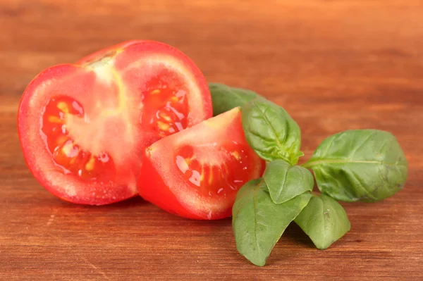 Tomate et basilic sur fond bois — Photo
